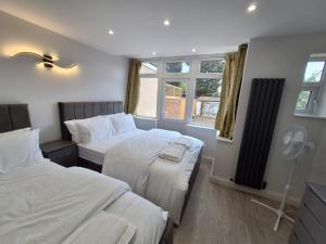 Ένα ή περισσότερα κρεβάτια σε δωμάτιο στο Lux flat- Sleep 5-2 min walk- Perivale Station