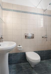Ένα μπάνιο στο Stella's Villa ' 80sqm Sea View Apartment ' 50m from beach
