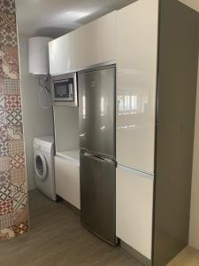 kuchnia z lodówką i pralką w obiekcie Vivienda Turística Níjar w mieście Níjar +16 zdjęć