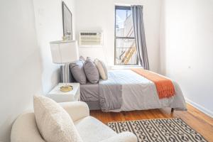 Postel nebo postele na pokoji v ubytování Chic 2BD Upper East Side Retreat