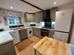 Køkken eller tekøkken på Old Town Hall Holiday Cottage + 18 billeder