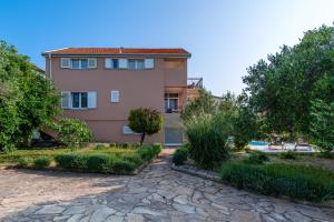 una casa con un vialetto in pietra davanti di Villa Mila Murter a Murter