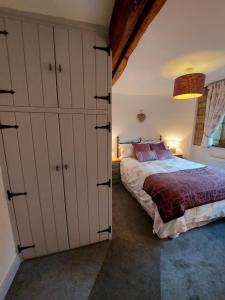 En eller flere senge i et værelse på Old Town Hall Holiday Cottage