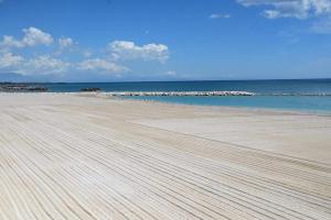 a sandy beach with the ocean in the background at Il Rifugio Del Mare in Salerno