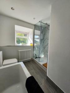 Et badeværelse på Old Town Hall Holiday Cottage