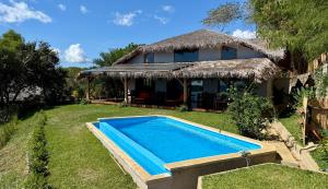 una villa con piscina frente a una casa en Villa Amazi, en Andilana