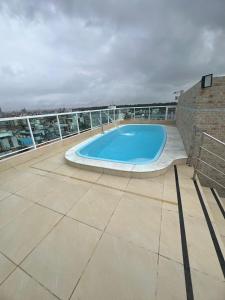 Swimmingpoolen hos eller tæt på Apartamento com Vista - Águas do Atlânticas 701