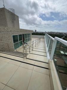 En balkon eller terrasse på Apartamento com Vista - Águas do Atlânticas 701