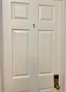 una porta bianca con maniglia dorata di Sunny House - Main Floor, Free parking, in Toronto a Toronto