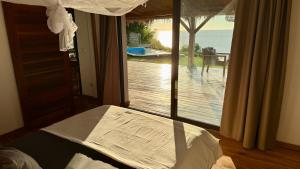 Un dormitorio con una cama y vista al mar. en Villa Amazi, en Andilana 74 fotos más