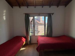 En eller flere senge i et værelse på Depto Valeria del Mar 3 Ambientes + 12 billeder