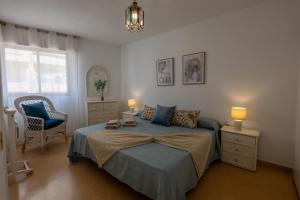 Un dormitorio con una cama, una silla y una ventana en Comeback A un Suspiro del Mar, en La Herradura 22 fotos más