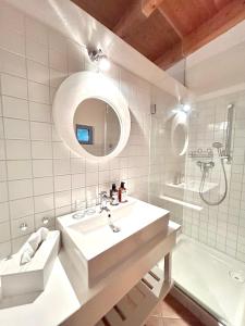 Un baño con lavabo, bañera y espejo. en Cottage Gols, en Gols