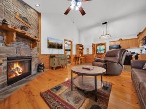 Χώρος καθιστικού στο ER37 - Hi-Bear-Nate Great Location,,Close to town cabin +27 φωτογραφίες