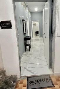 un corridoio con porta che conduce a una sala da pranzo di Masaniellohouse a Napoli