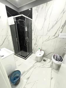 un bagno bianco con lavandino e WC di Masaniellohouse a Napoli