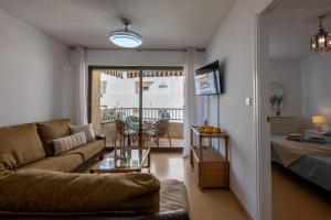 una sala de estar con un sofá y una mesa en Comeback A un Suspiro del Mar, en La Herradura