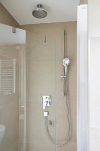 eine Dusche in einem Badezimmer mit einer Glastür in der Unterkunft EL Home - Stylish living and working near Frankfurt in Friedrichsdorf + 32 Fotos