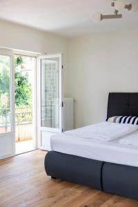 ein Schlafzimmer mit einem großen Bett und einer Glasschiebetür in der Unterkunft EL Home - Stylish living and working near Frankfurt in Friedrichsdorf