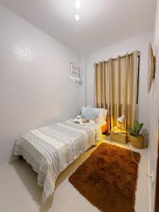 Ένα ή περισσότερα κρεβάτια σε δωμάτιο στο Gypsy's Hideaway near Airport perfect for layovers