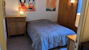 a small bedroom with a bed and a dresser at Résidence Horizon E - deux pièces 5 pers plein SUD Horizon 1800 MAE-6211 in Orcières