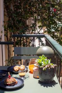 un tavolo con piatti di cibo su un balcone di La Luna Luxury Stay a Nauplia