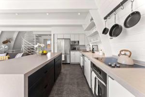 Kuchyň nebo kuchyňský kout v ubytování Mainstreet Masterpiece - Stunning Views