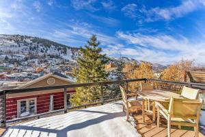 Nespecifikovaný výhled na hory nebo výhled na hory při pohledu z chaty