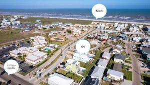 vue aérienne d'une banlieue avec des bulles blanches décrivant des maisons dans l'établissement Pet Friendly Shared Pool Sleeps 14, à Port Aransas