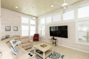 un salon avec un canapé et une télévision à écran plat dans l'établissement Pet Friendly Shared Pool Sleeps 14, à Port Aransas 44 autres photos