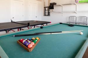 - un billard avec billards dans la chambre dans l'établissement Pet Friendly Shared Pool Sleeps 14, à Port Aransas
