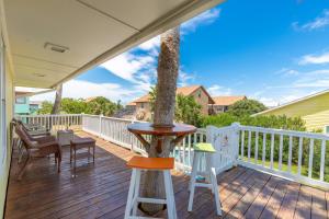 The Shell House - Private Pool Pet Friendly的阳台或露台