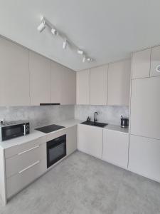 Kuchyň nebo kuchyňský kout v ubytování Apartament ZAMKOWA PARK Węgorzewo