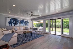 Un lugar para sentarse en Modern Serenity Luxury with Expansive Backyard