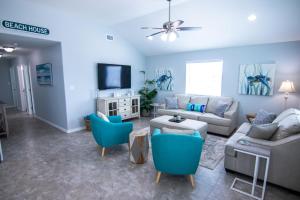 TV a/nebo společenská místnost v ubytování Off da Hook Private Heated Pool - Pet Friendly