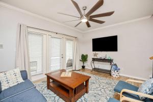 TV a/nebo společenská místnost v ubytování Coastal Townhouse - TX Retreat
