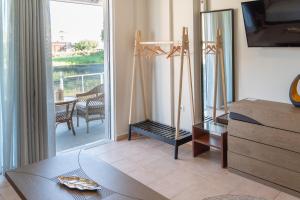 Una sala de estar con una mesa de cristal y un balcón. en Melina Luxury Suites, Seaside Nests in Kourouta, en Kourouta