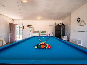 Meja biliard di Willows Rest Retreat - Your Next AZ Stay
