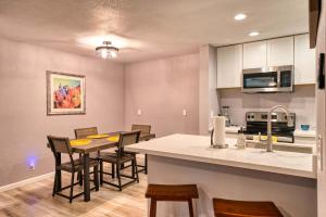 a kitchen and dining room with a table and chairs at 2BR Sleeps 6 Pool BBQ Gym Hot Tub & Bar Hopping in Scottsdale