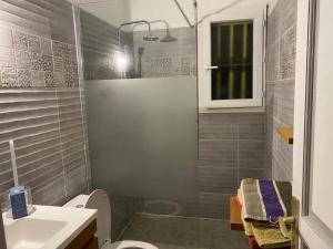 un bagno con doccia, WC e lavandino di Villas Créoles a Sainte-Anne