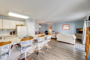 Η κουζίνα ή μικρή κουζίνα στο Bayside Ocean City Condo Next Door to Fish Tales