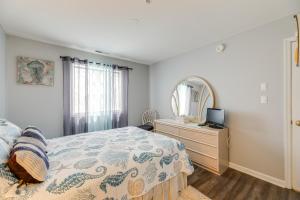 Ένα ή περισσότερα κρεβάτια σε δωμάτιο στο Bayside Ocean City Condo Next Door to Fish Tales +18 φωτογραφίες