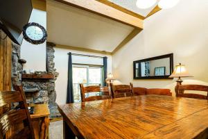 comedor con mesa y reloj en la pared en Whisk Away to Winter Park 2 BDR 5 Min from Skiing, en Winter Park