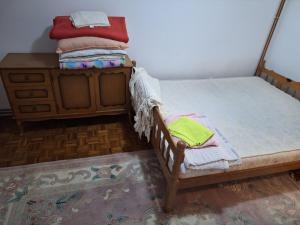 2 camas individuales en una habitación con vestidor en Stan Kosevsko Brdo, en Sarajevo