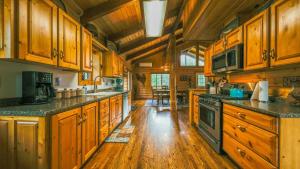 Η κουζίνα ή μικρή κουζίνα στο Larch Lodge - Secluded Cabin