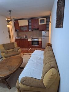 una sala de estar con un sofá y una mesa en Stan Kosevsko Brdo, en Sarajevo 5 fotos más