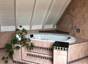 Koupelna v ubytování Modernes Apartment im Herzen der Stadt