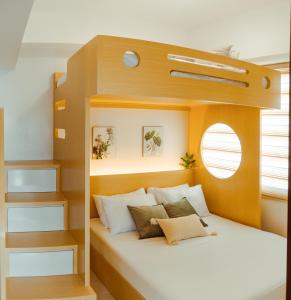 Ένα ή περισσότερα κρεβάτια σε δωμάτιο στο Casa Solaeice Fully Furnished 1BR with Balcony - Sleeps 4 in Casa Mira Mandaue