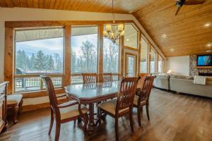 Χώρος καθιστικού στο Flathead River Retreat Fit For 15