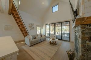 Χώρος καθιστικού στο Wilderness Club Nest - Modern Cabin Retreat for 9 with Hot Tub